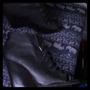 Vera Wang Booty wedges!